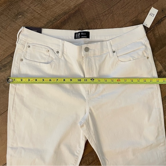 NWT! Gap Girlfiend Jean in White. Size 16/33. - Picture 11 of 12